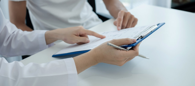 A medical worker explains how to take Benadryl properly to avoid side effects.