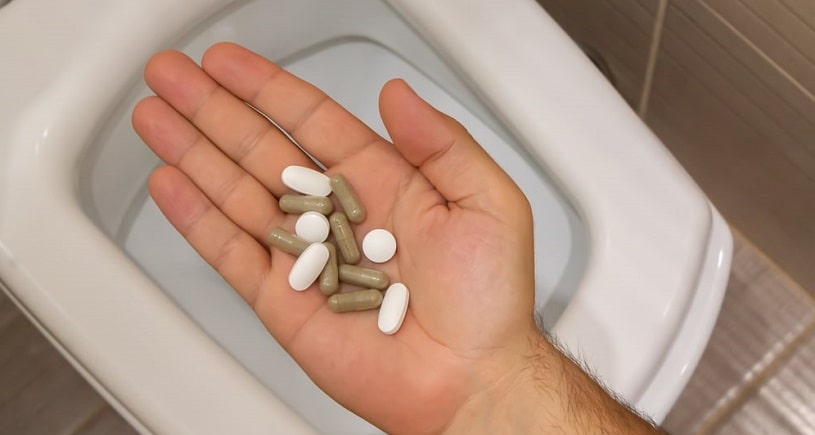 Hand with kratom pills.