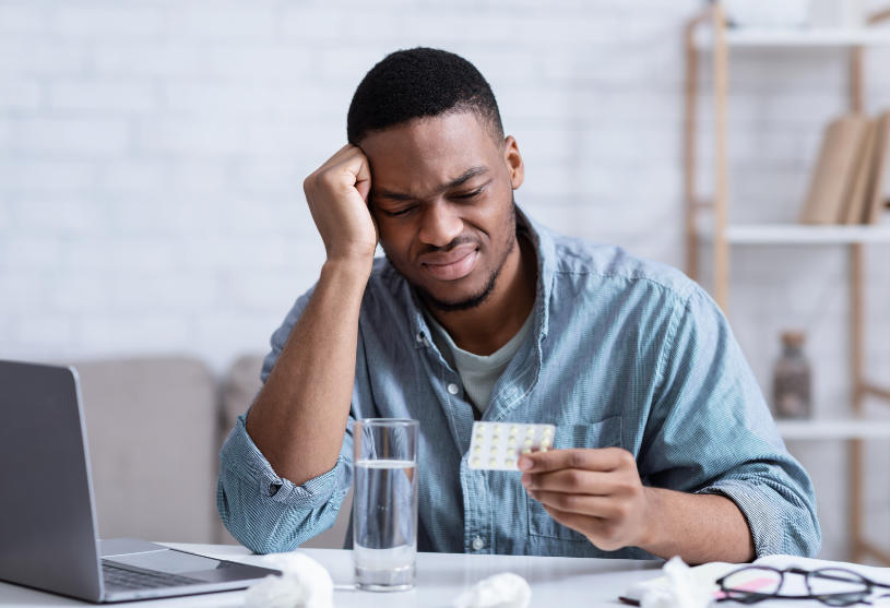 A main in pain reads about Midazolam side effects.