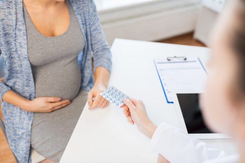 Doctor consults pregnant woman about Narcan.