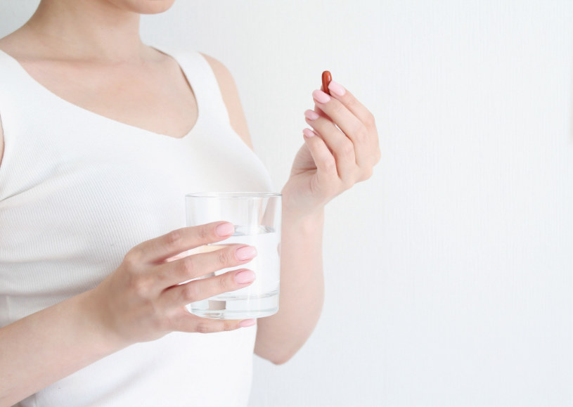 A woman drinks Phenobarbital pills.