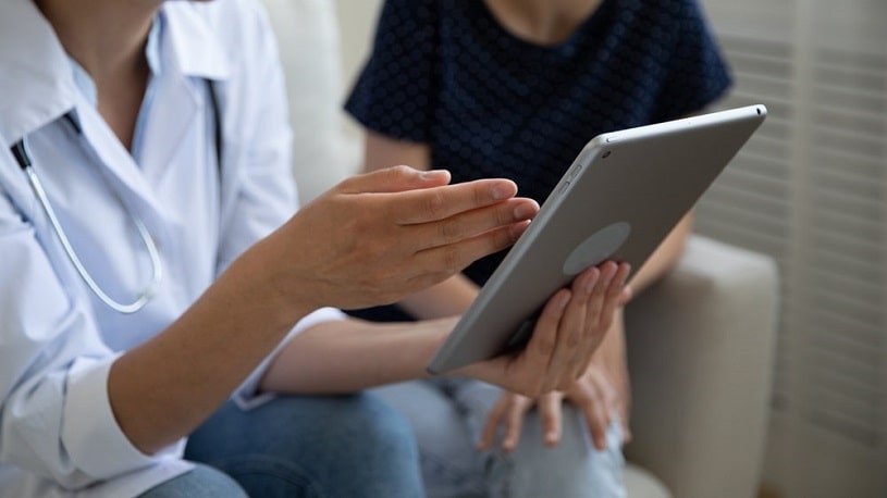 Doctor showing a patient online alternatives to AA.