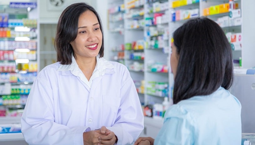 Pharmacist consulting a client about supplements for detox.