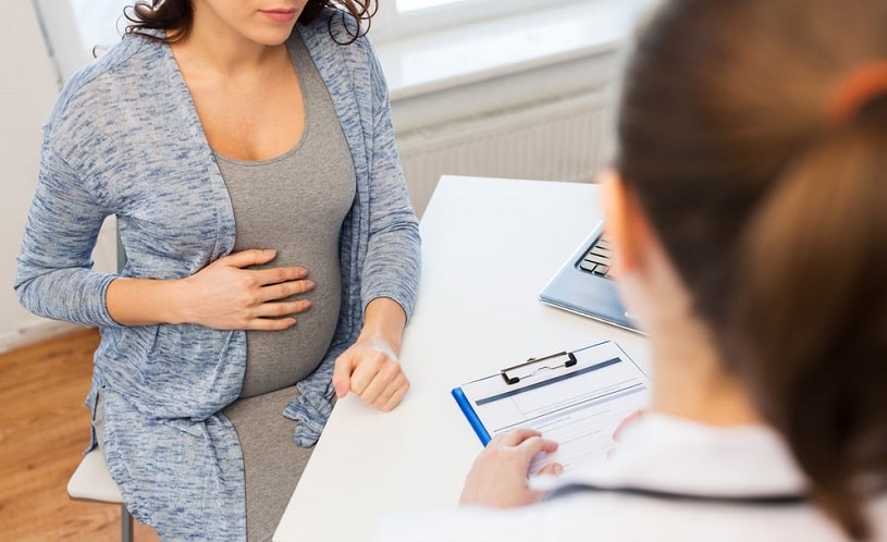 Woman discussing detoxing while pregnant with a doctor.