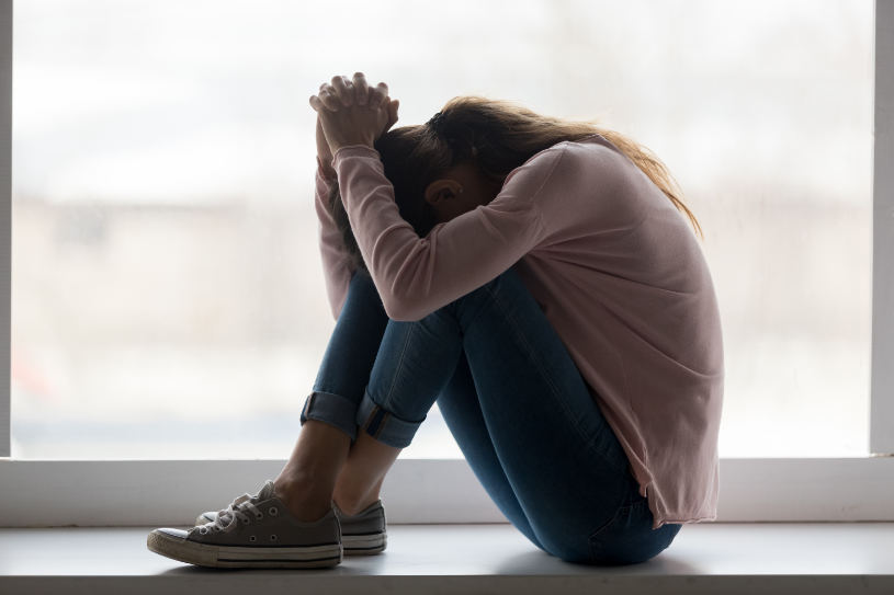 A teenage girl fights with depression because of paint addiction.