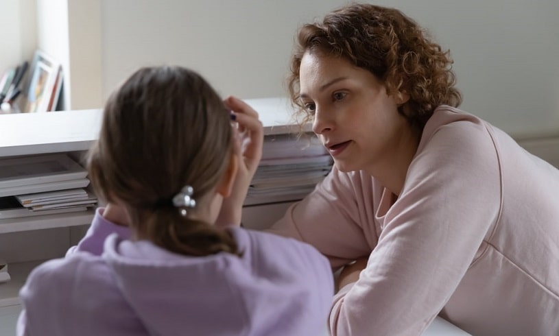 Mother talking to her teenage daughter about drug abuse.
